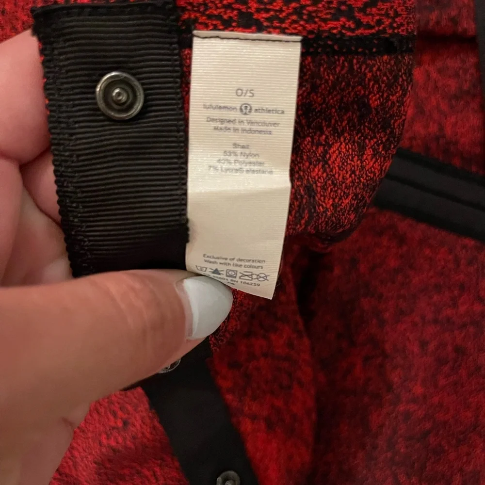 🌺Lulu Lemon Athletica Red and Black Scarf
